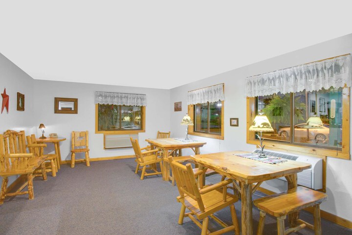 Super 8 by Wyndham Lake George / Warrensburg Area