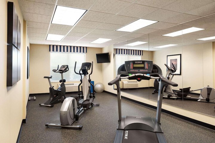 Country Inn & Suites by Radisson Shoreview-Mounds View, MN