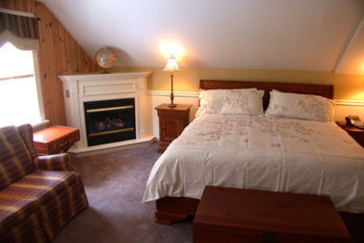 Mountaintop Lodge at Lake Naomi