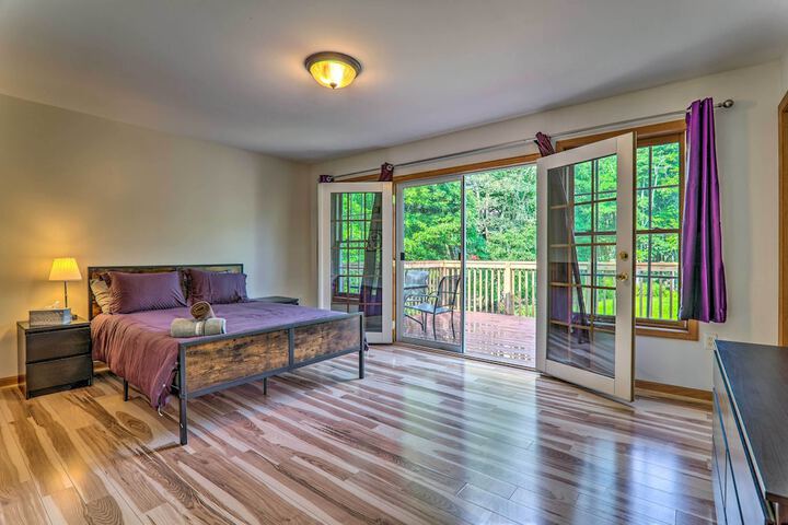 Poconos Retreat w / Game Room Hot Tub, & Sauna!