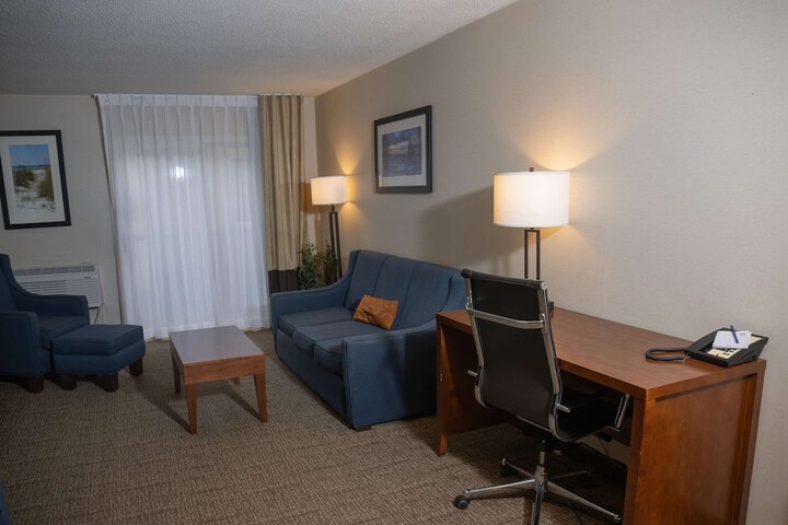 Comfort Inn & Suites Erie - Splash Lagoon Indoor Waterpark