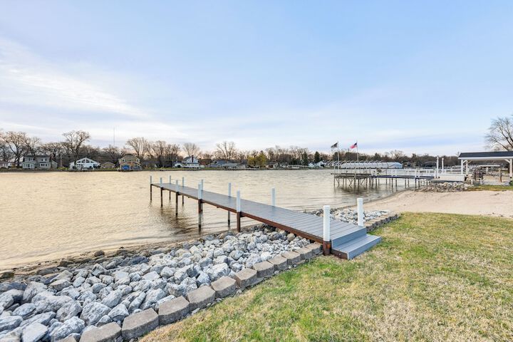 Home on Fox River: Modern Decor Style!