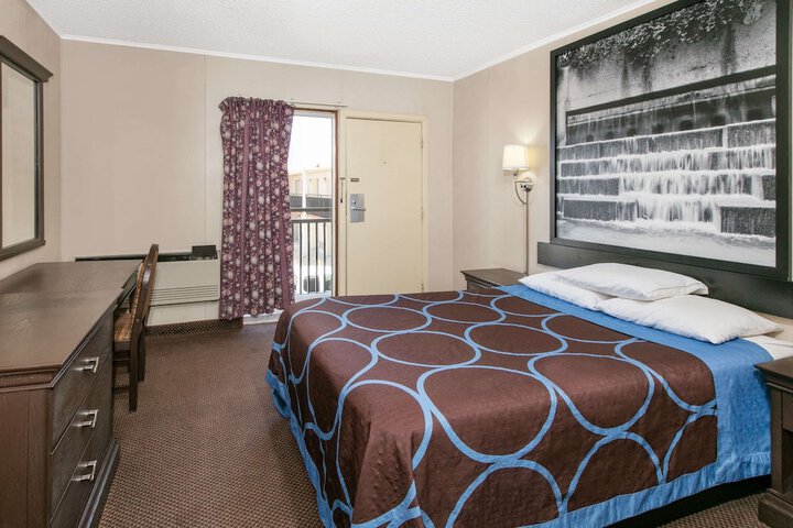 Room 15 of 16