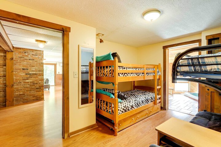 Spacious Woodbury Home w / Pool + Hot Tub!