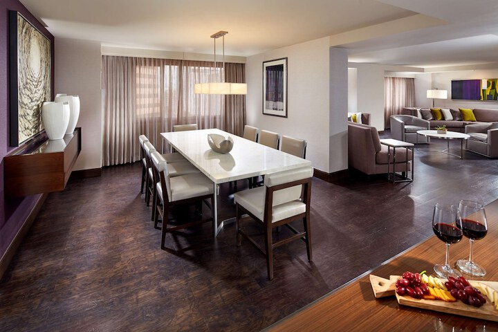 Room 33 of 84