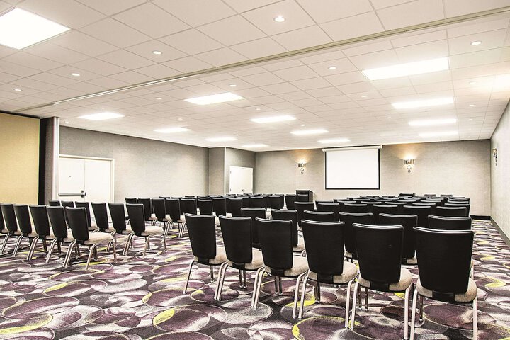 La Quinta Inn & Suites by Wyndham Cincinnati Sharonville