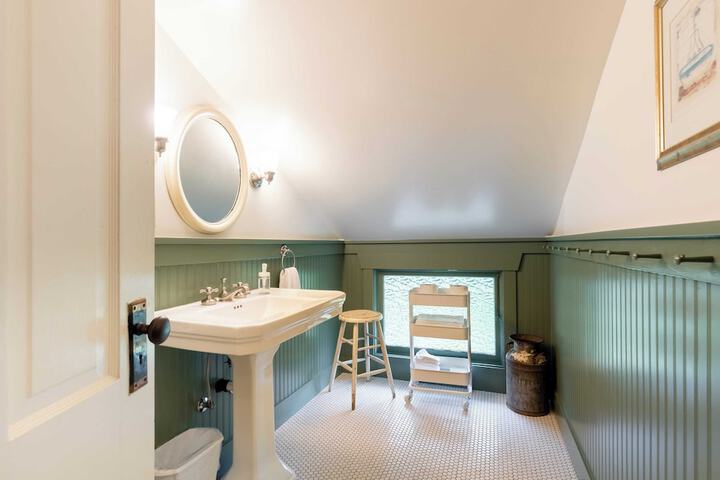 Private Beach Access + Water Views! Sleeps 18 Historic 6bdr Farmhouse w / Deck