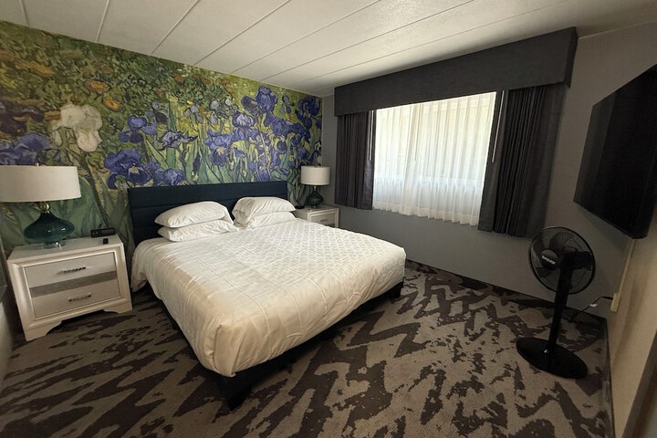 Lighthouse Inn & Suites