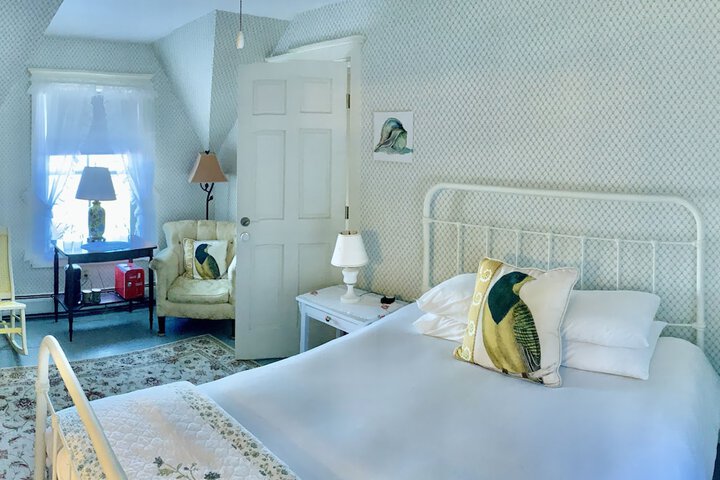Room 10 of 12