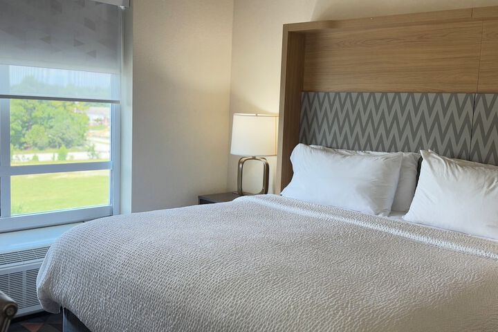 Holiday Inn & Suites Fayetteville W-Fort Bragg Area by IHG