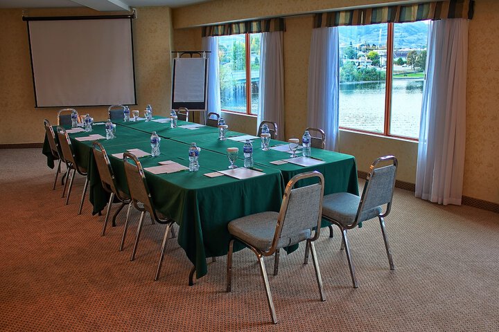 Holiday Inn Hotel & Suites Osoyoos by IHG
