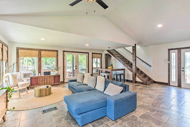 Tool Waterfront Home w / Hot Tub & Fire Pit!