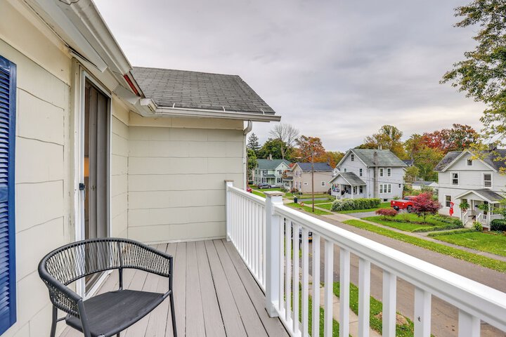 Pet-friendly Auburn Apartment w / Balcony!