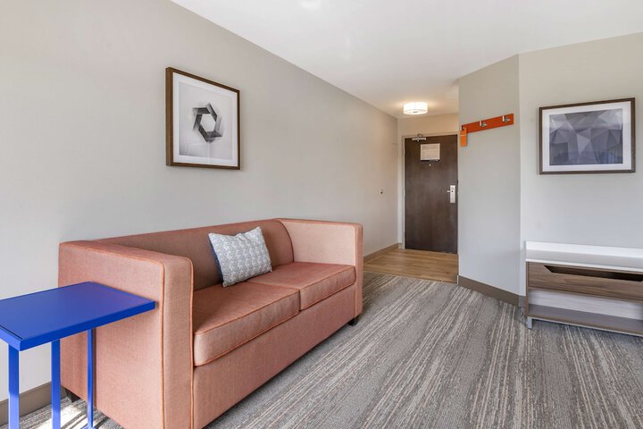 Room 6 of 27