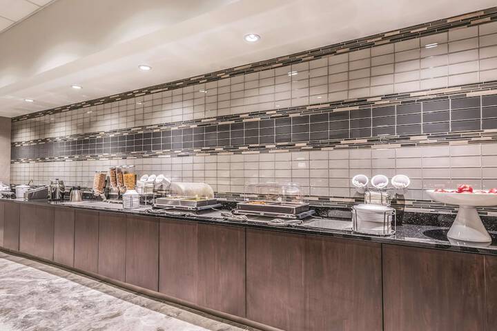 La Quinta Inn & Suites by Wyndham Cincinnati Sharonville