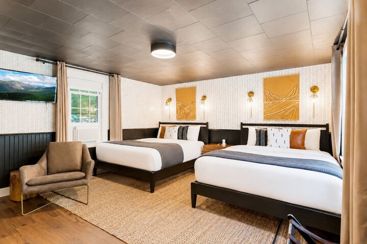 The Aurora Inn & Cottages