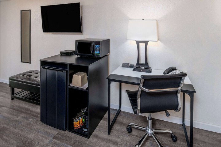 Room 12 of 28