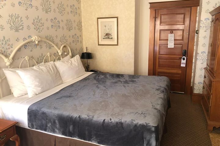 Room 26 of 85