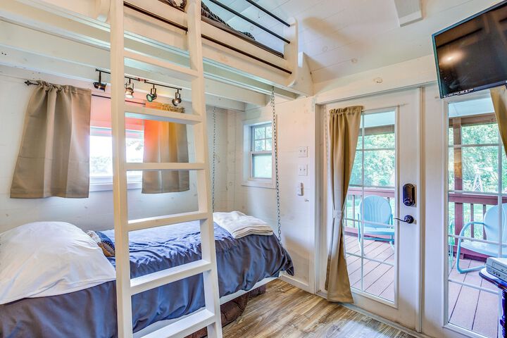 Lake Holbrook Waterfront Vacation Rental w / Dock!