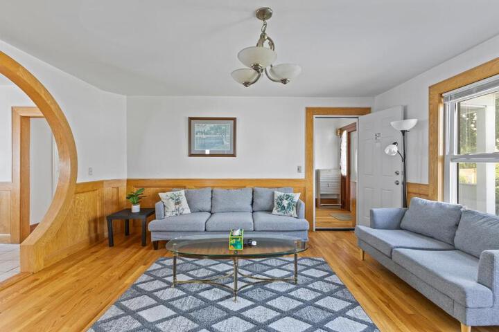 17-19Cozy & Spacious 6BR home in Malden with window AC and free parking