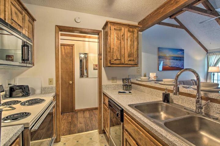Shawnee Condo 10 Mi to Downtown Kansas City!