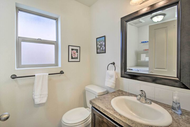 Pet-friendly Poulsbo Abode w / Mountain Views!