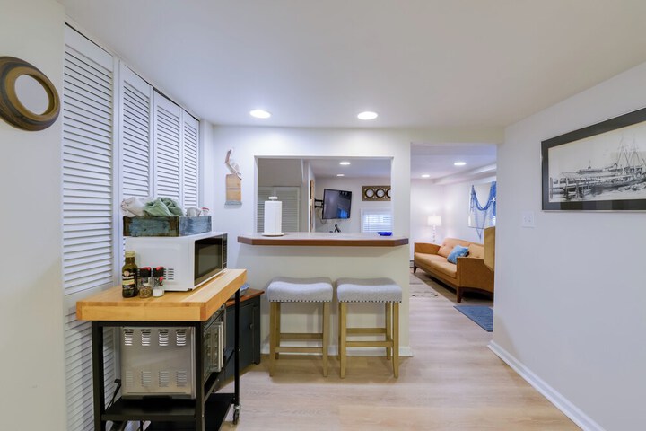 Cozy Ventnor Getaway: Walk to Public Beach!