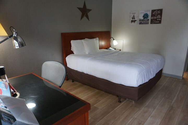 Room 32 of 65