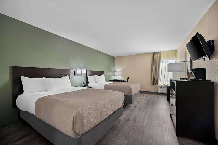 Room 10 of 32