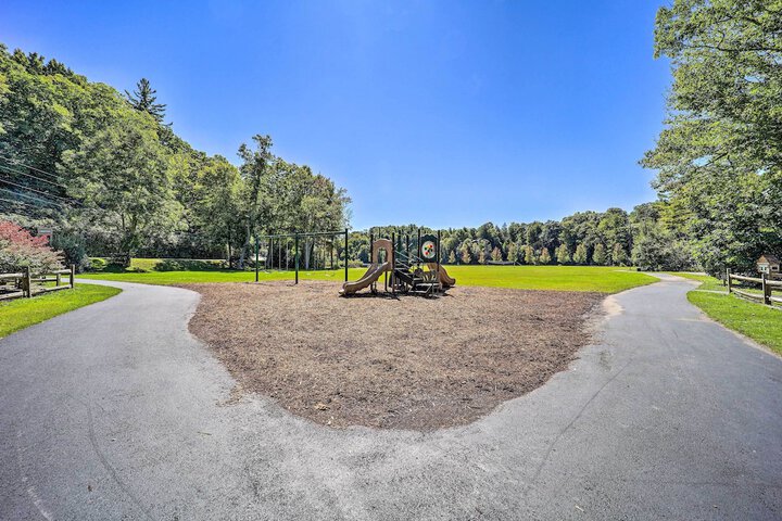 Lake & Pool Access! Outdoorsy Getaway in Newland