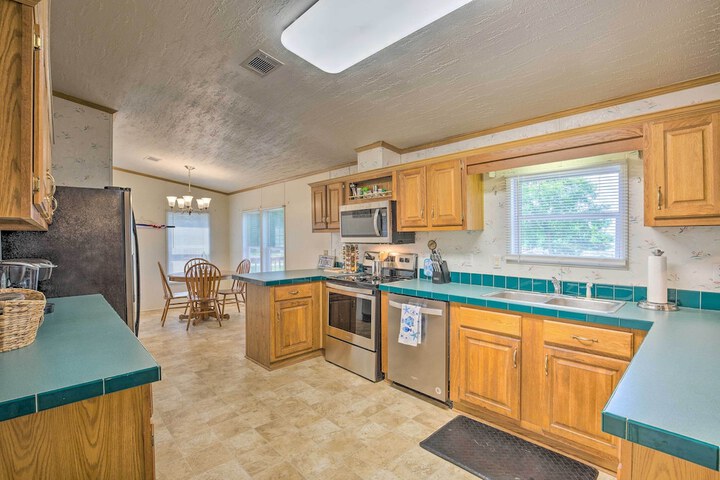 Cedar Creek Lake Access: Retreat w / Deck