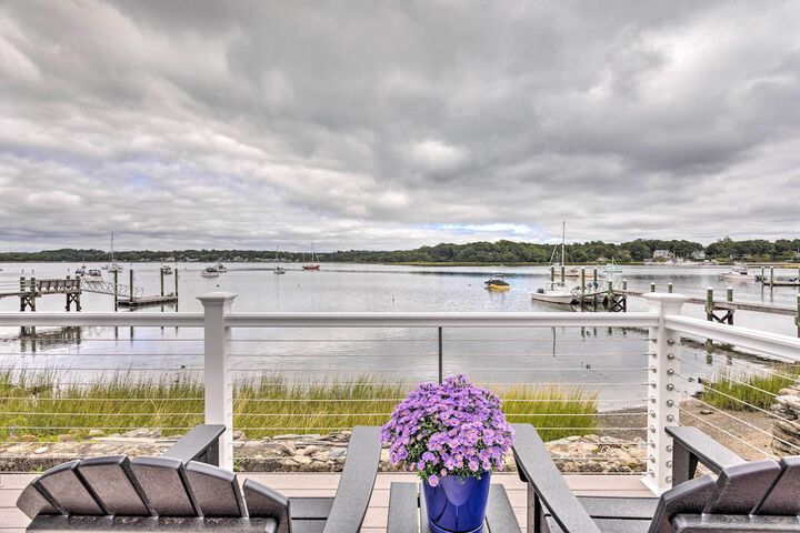 Charming Bristol Cottage w / Private Beach!