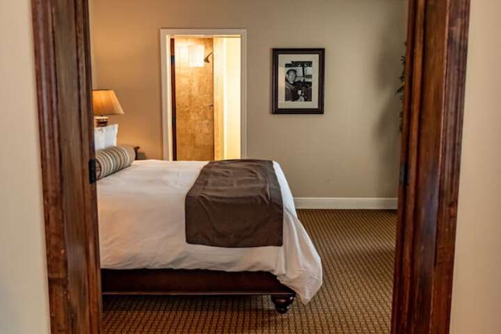 Room 33 of 117