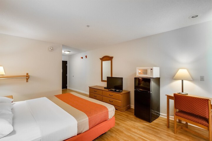 Room 14 of 33