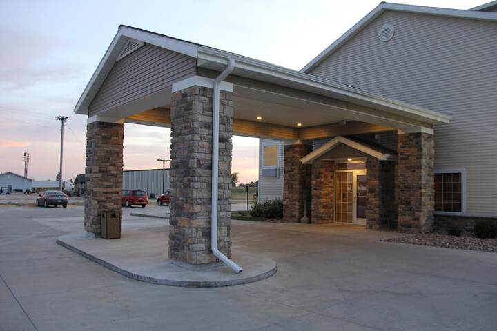 Castle Rock Inn & Suites