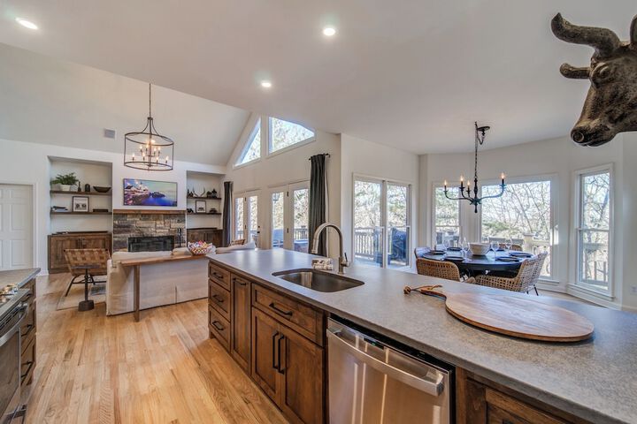Lux Mountain Home! Golf / Lake/ EV / Game Room