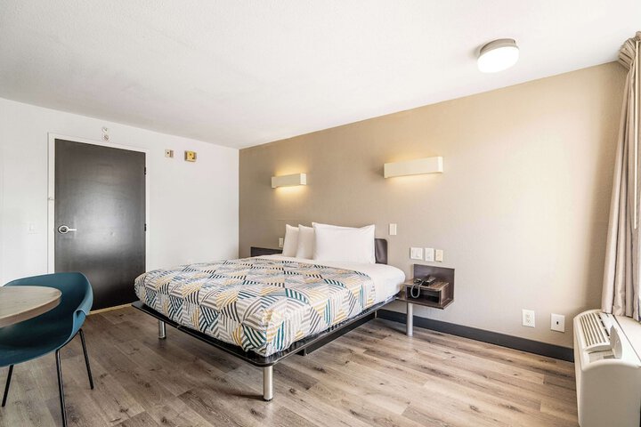 Room 16 of 28