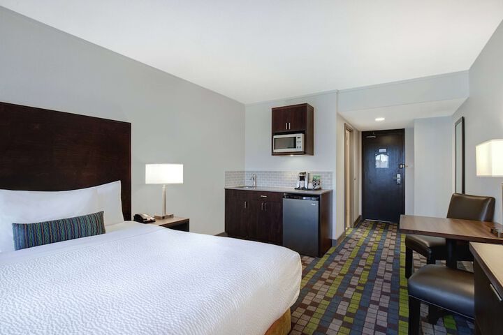 Days Inn by Wyndham Victoria Airport Sidney