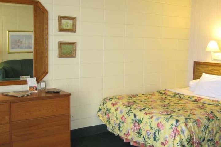 Room 8 of 16