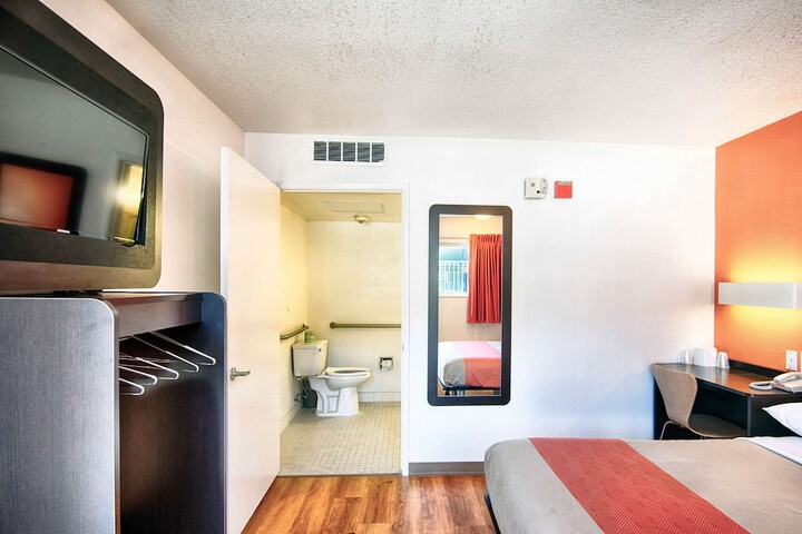 Room 25 of 27