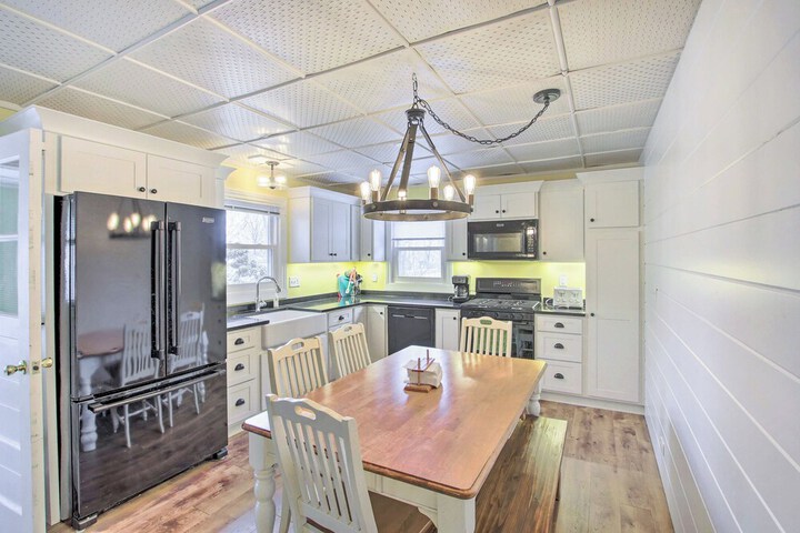 Green Lake Vacation Home w / Screened Porch!