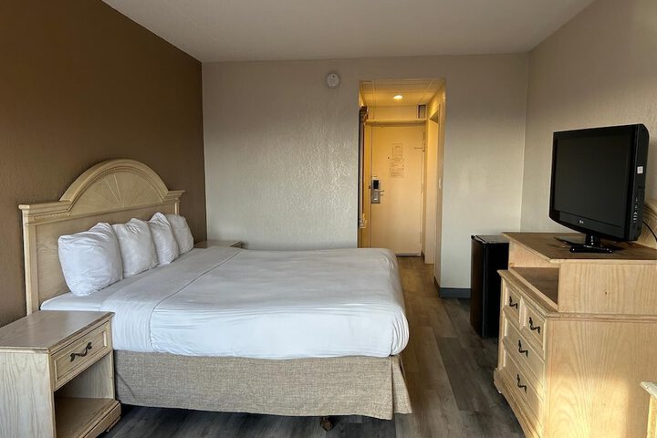 Hilltop Inn & Suites