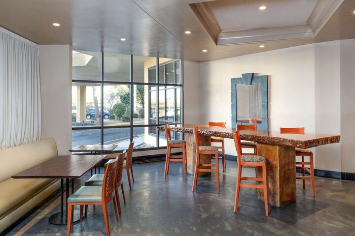 La Quinta Inn & Suites by Wyndham Secaucus Meadowlands