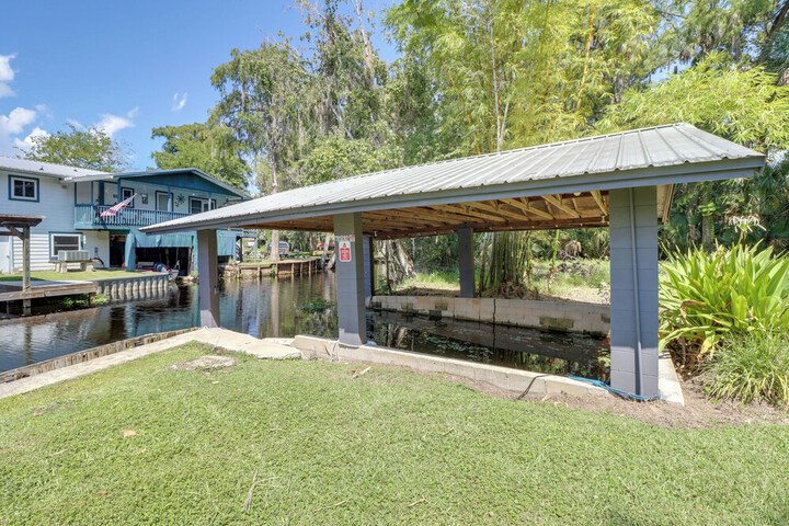Charming Canalfront Retreat w / Double Boat Slip!