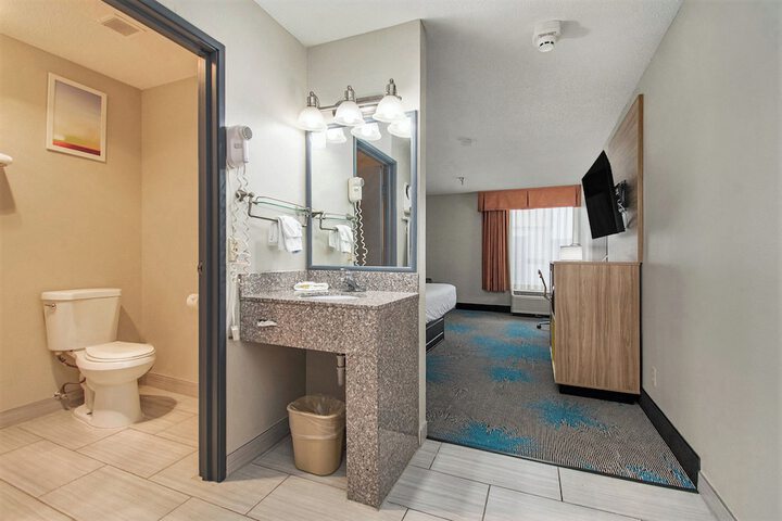 Days Inn & Suites by Wyndham Mt. Pleasant