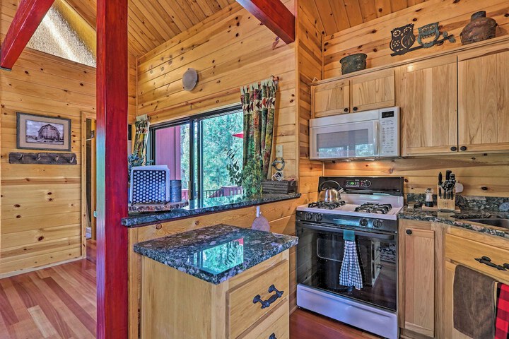 Furnished Deck: Romantic Strawberry / pine Studio!