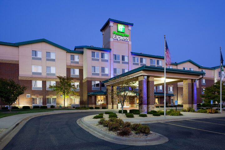 Holiday Inn Express & Suites Vadnais Heights by IHG