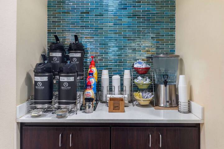 La Quinta Inn & Suites by Wyndham Artesia