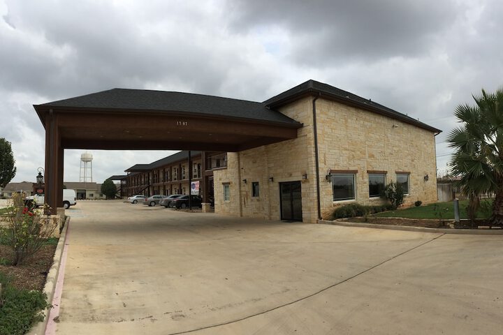 Pearsall Inn & Suites