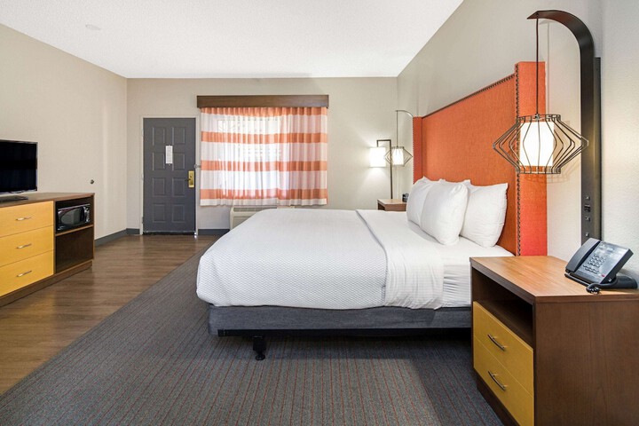 La Quinta Inn & Suites by Wyndham Orange County Airport
